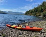 Kayaks assis à l'intérieur